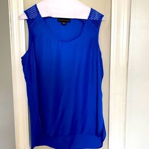 Attention blue blouse